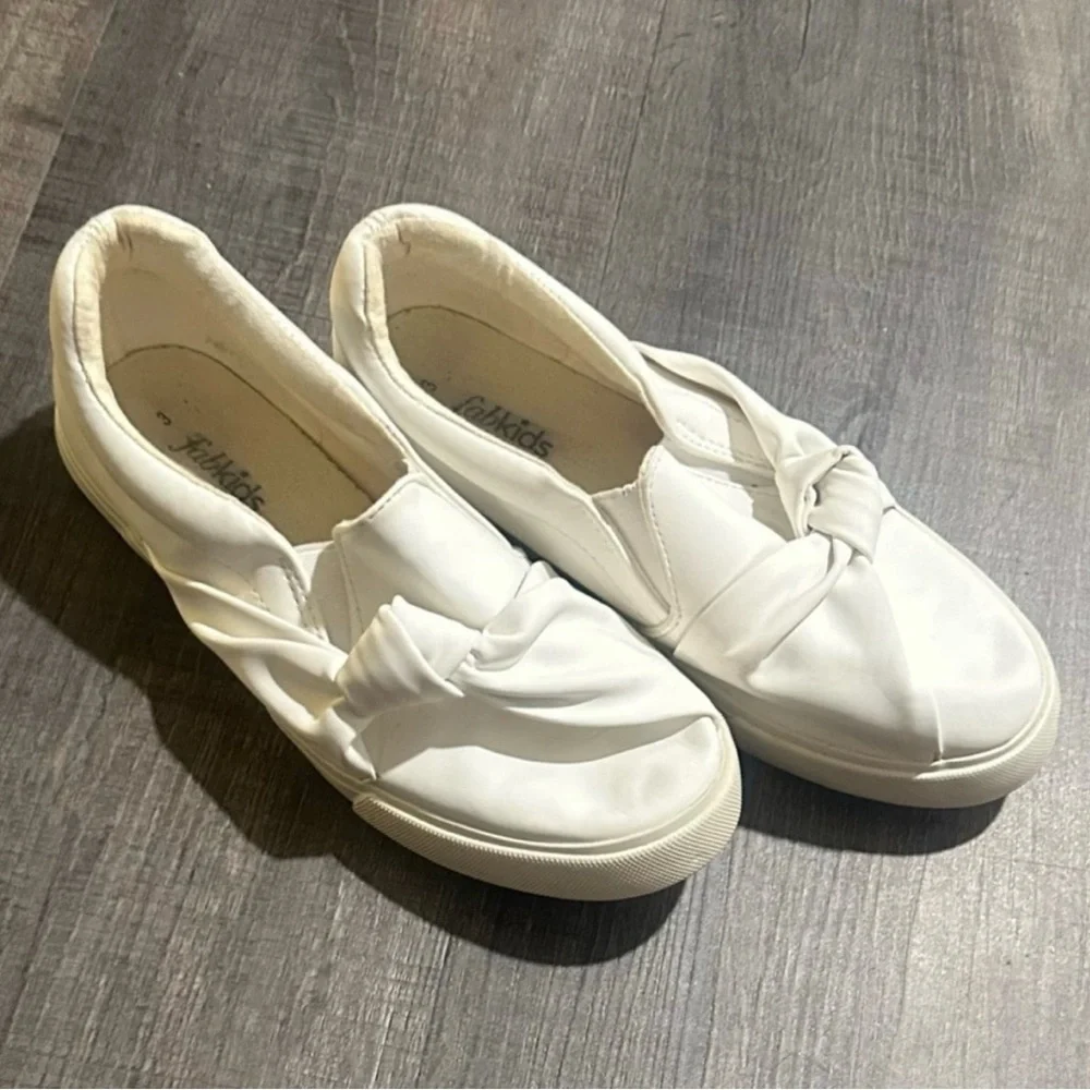 💞 Big Girl’s Size 3 White Slip On Sneakers